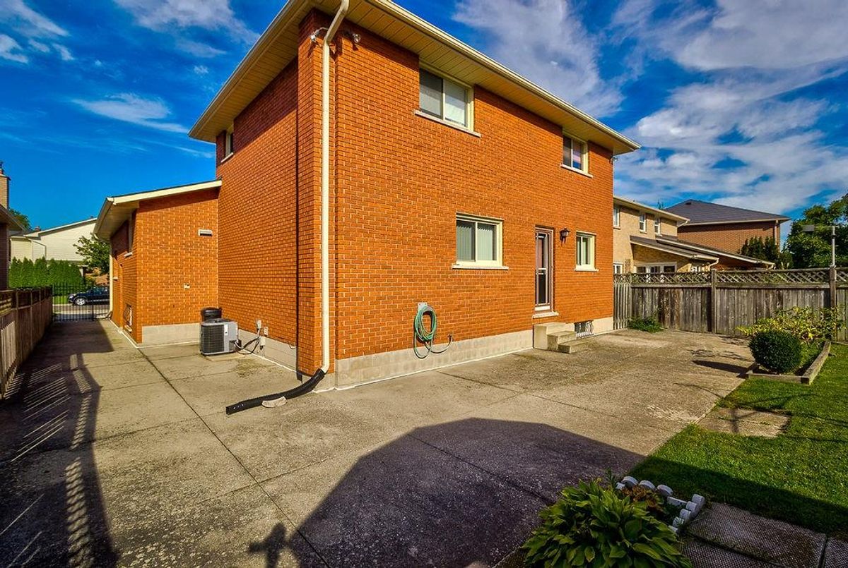 30 HEARTHSIDE Crescent Stoney Creek RE/MAX Real Estate Centre Inc.