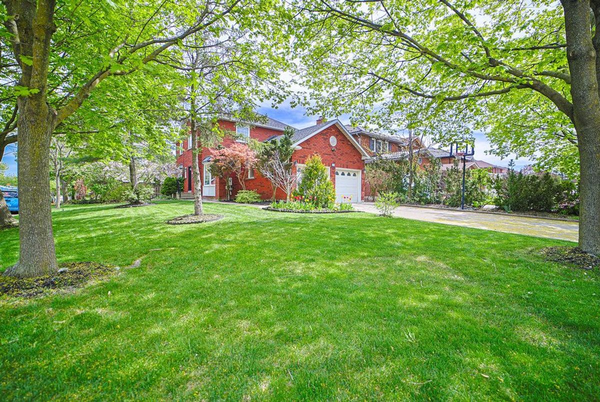 Single Family 431 Commonwealth Circle  Mississauga For Sale