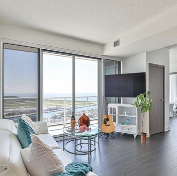 Condo 17 Bathurst St St  Toronto For Lease