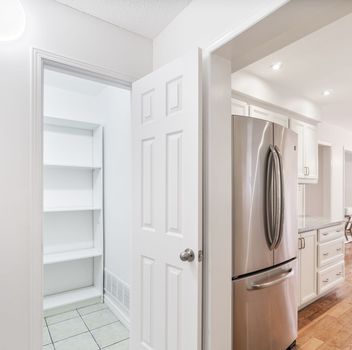 Single Family 431 Commonwealth Circle  Mississauga For Sale