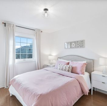 Single Family 431 Commonwealth Circle  Mississauga For Sale