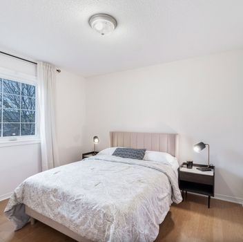 Single Family 431 Commonwealth Circle  Mississauga For Sale