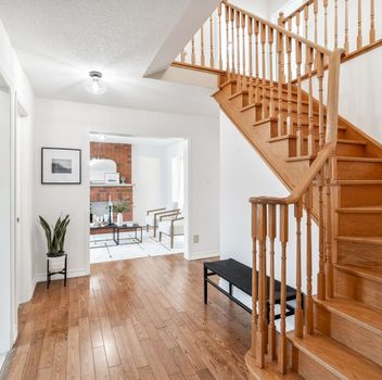 Single Family 431 Commonwealth Circle  Mississauga For Sale