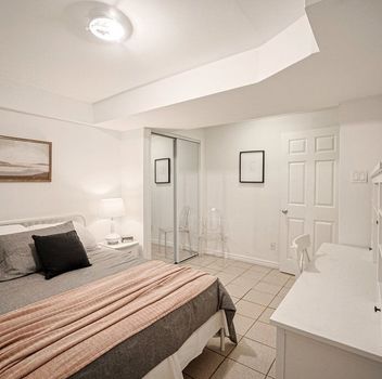 Single Family 431 Commonwealth Circle  Mississauga For Sale