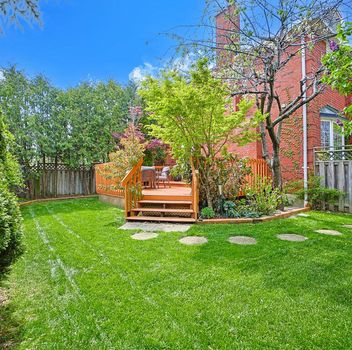 Single Family 431 Commonwealth Circle  Mississauga For Sale