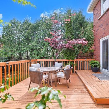 Single Family 431 Commonwealth Circle  Mississauga For Sale
