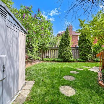 Single Family 431 Commonwealth Circle  Mississauga For Sale