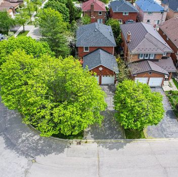 Single Family 431 Commonwealth Circle  Mississauga For Sale
