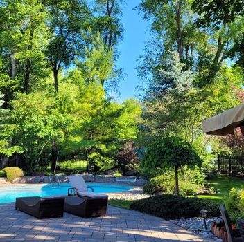Single Family 142 Pemberton Rd  Richmond Hill For Sale