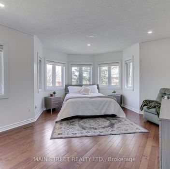 Single Family 898 Stonehaven Avenue  Newmarket For Sale