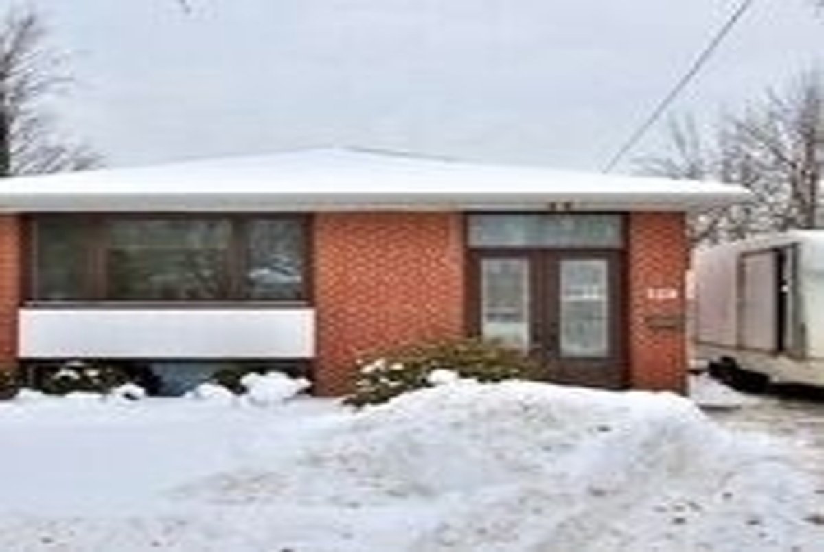 Residential 328 Centre St Richmond Hill For Lease