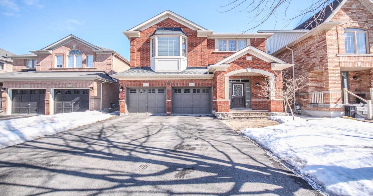 994 Oaktree Cres Newmarket